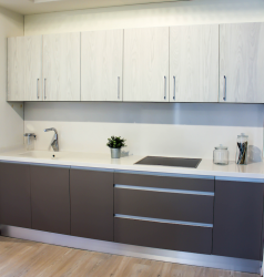 cocina-marron-blanca-frontal.png