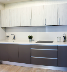 cocina-marron-blanca.png